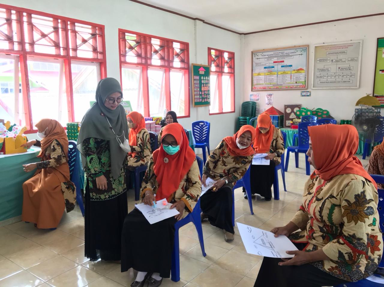 PkM Guru TK di Majene: Mengembangkan Kemampuan Motori Melalu Media Mozaik Berbasis Budaya Mandar